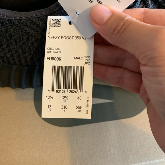 Adidas Yeezy boost non reflective - Picture 2 of 3